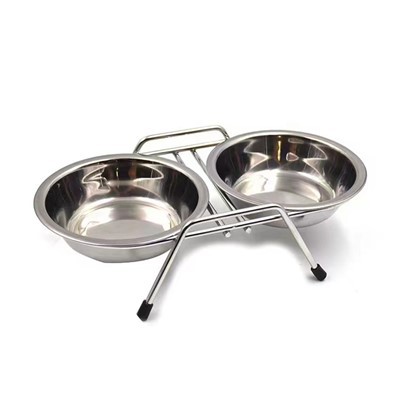 Двойные миски для собак из нержавеющей стали на полке